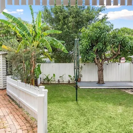 A Colourful Life 4bed-2bath-1car - Queenslander Holiday home Brisbane