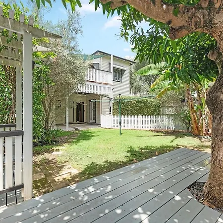 Holiday home A Colourful Life 4bed-2bath-1car - Queenslander