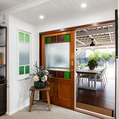 3 Bed Queenslander In Heart Of Holiday home