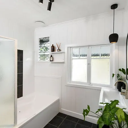 Holiday home 3 Bed Queenslander In Heart Of *