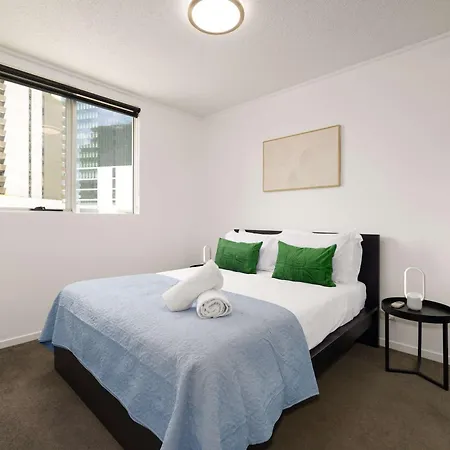Newly Renovated 3br 2 Parking Spaces Pool Gym Views Walk To Shops *