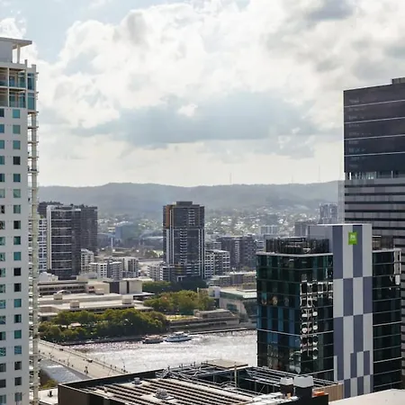 Great Value Cbd 2 Beds Free Carpark Pool And Gym Brisbane
