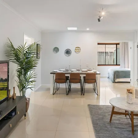 Cozy Comfort 4br Near Malls And Transport Holiday home