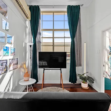 High Ceiling 1 Bedroom In The Apartment *