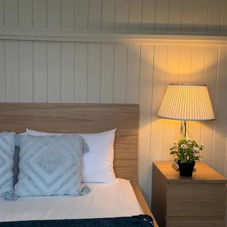 Stylish & Bright 3-bdrs Family In Holland Park West * Brisbane