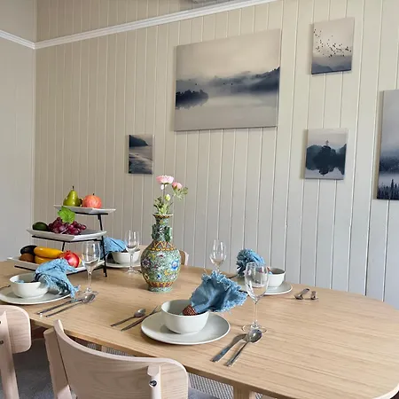 Stylish & Bright 3-bdrs Family In Holland Park West