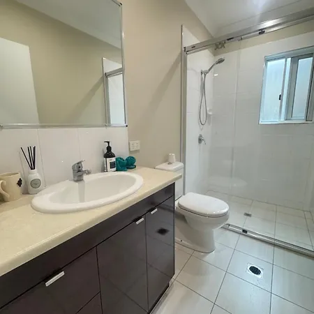 Apartment Stylish & Bright 3-bdrs Family In Holland Park West Brisbane