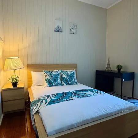 Stylish & Bright 3-bdrs Family In Holland Park West Brisbane