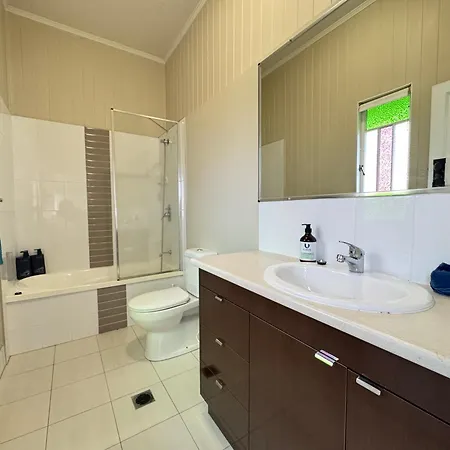 Stylish & Bright 3-bdrs Family In Holland Park West Apartment Brisbane