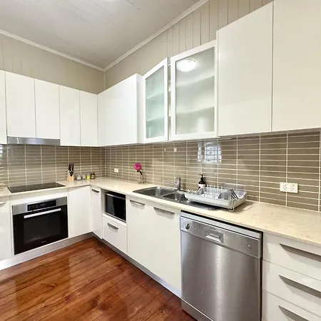 Stylish & Bright 3-bdrs Family In Holland Park West * Brisbane