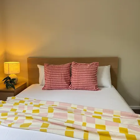 Apartment Stylish & Bright 3-bdrs Family In Holland Park West