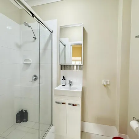 Apartment Stylish & Bright 3-bdrs Family In Holland Park West Brisbane