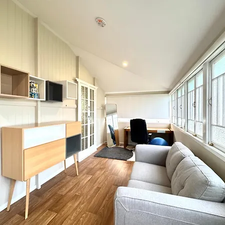 Stylish & Bright 3-bdrs Family In Holland Park West Apartment *