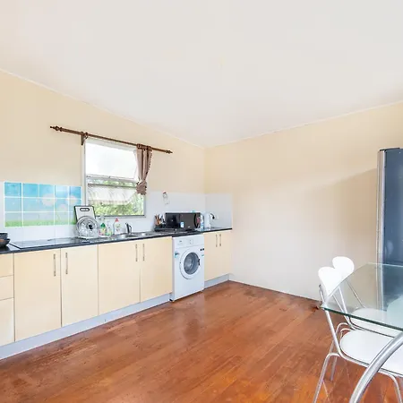 Affordable Steps From Uq Shops And Transit *