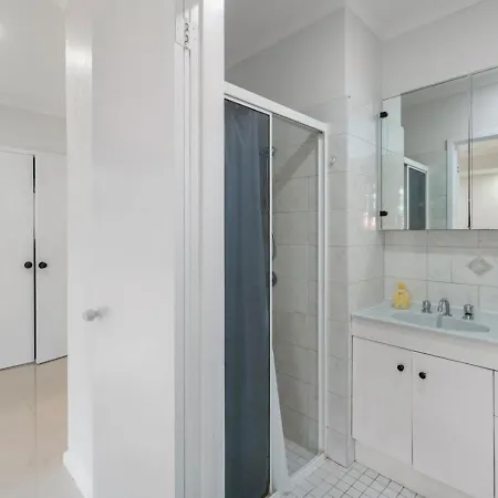Budget 1bed Near Malls And Transit *