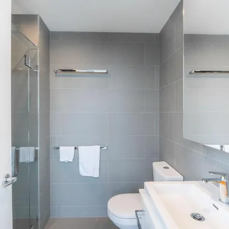 Apartment Modern 1 Bedroom With Views Pool And Gym *
