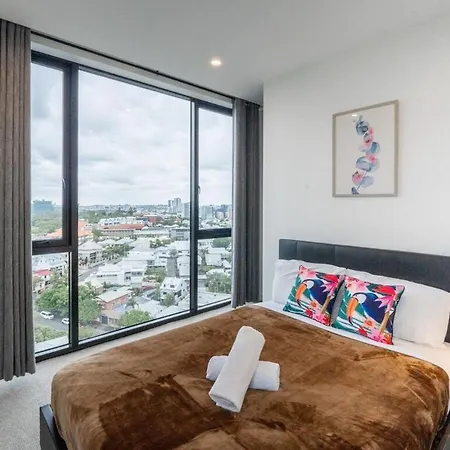 Modern 1 Bedroom With Views Pool And Gym *