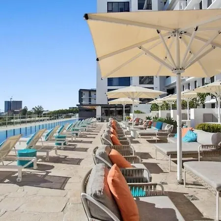 Apartment Modern 1 Bedroom With Views Pool And Gym