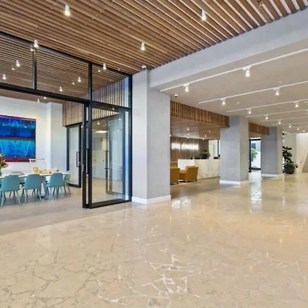 Modern 1 Bedroom With Views Pool And Gym Apartment *