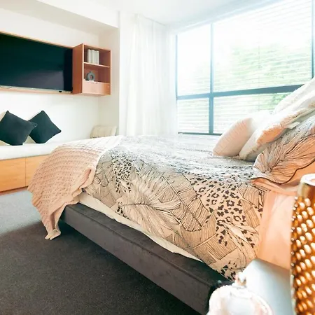 Luxury 3br In Beautiful New Farm
