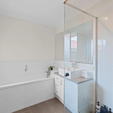 Charming 4bedroom Near Train Station And Beaches *