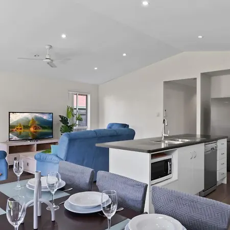 Charming 4bedroom Near Train Station And Beaches Holiday home Brisbane