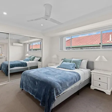 Charming 4bedroom Near Train Station And Beaches Holiday home