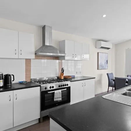 Charming 4bedroom Near Train Station And Beaches Holiday home *