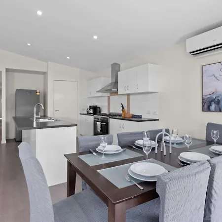 Charming 4bedroom Near Train Station And Beaches Holiday home Brisbane