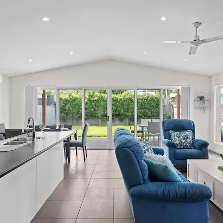 Charming 4bedroom Near Train Station And Beaches Holiday home *