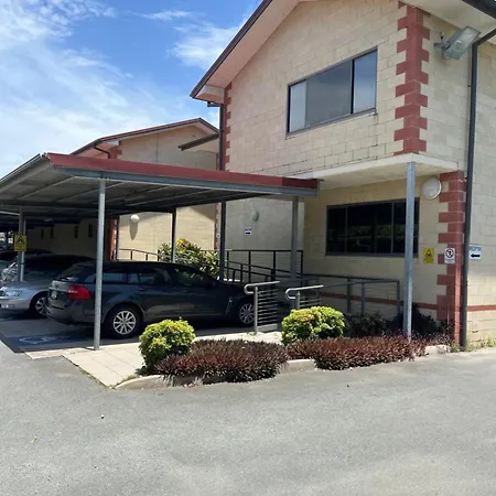 Queensport Tavern And Motel 4*