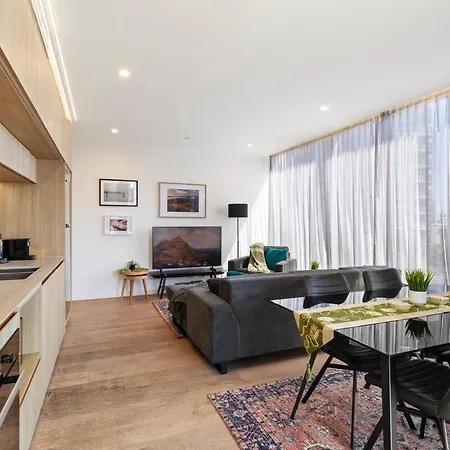 Lux Style Spacious 2 Bed 2 Bath Apt, Pool , Parking Brisbane