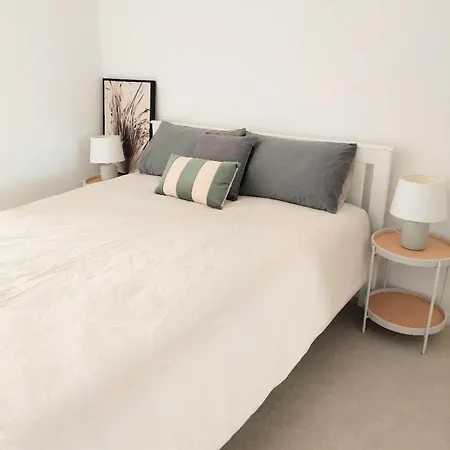 Modern 5-guest Pool Retreat For Family & Business Apartment *