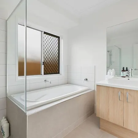 Brand New Modern 5br House Ducted Ac Near Mall Holiday home Brisbane