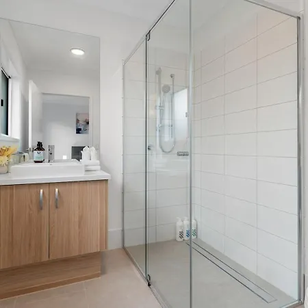 Holiday home Brand New Modern 5br House Ducted Ac Near Mall