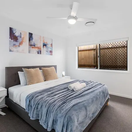 Holiday home Brand New Modern 5br House Ducted Ac Near Mall
