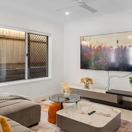 Brand New Modern 5br House Ducted Ac Near Mall Holiday home *