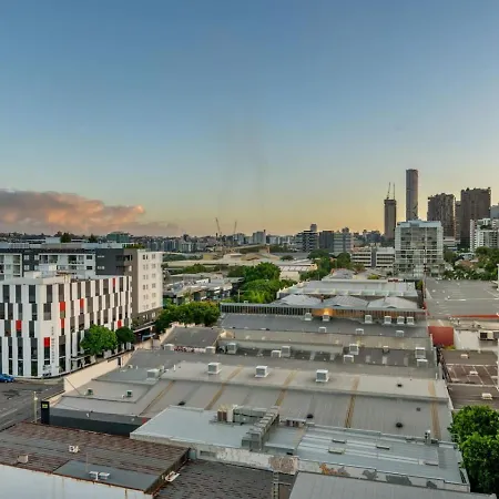 Rooftop Pool And View Stylish 2bed With Ducted Ac Apartment Brisbane