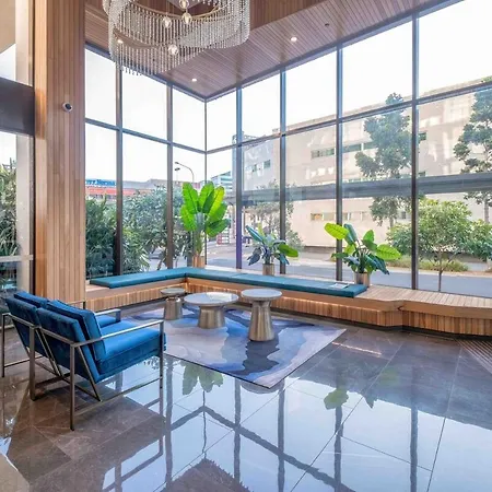 Pool View Urban Oasis 2bed Apartment