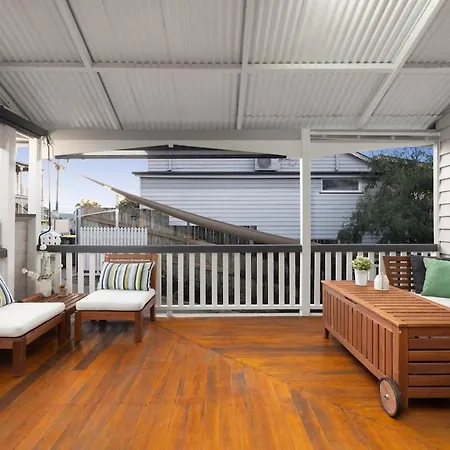 Charming 4-bed Queenslander Spacious Holiday home
