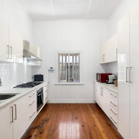 Charming 4-bed Queenslander Spacious Brisbane