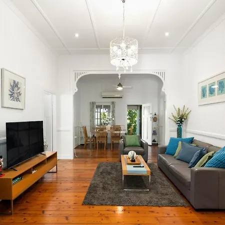 Charming 4-bed Queenslander Spacious Brisbane