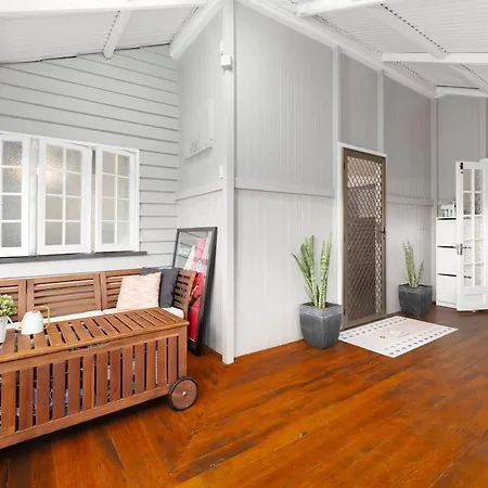 Charming 4-bed Queenslander Spacious Brisbane