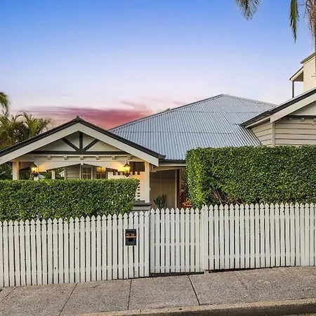 Charming 4-bed Queenslander Spacious Brisbane