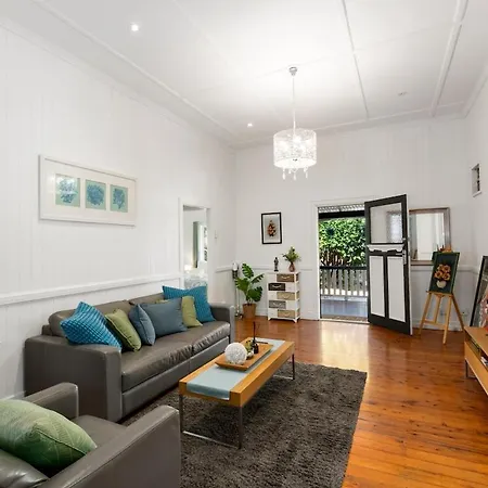 Charming 4-bed Queenslander Spacious Holiday home