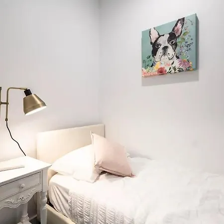 Apartment 2br, 1ba With Balcony,pool,gym,sauna & Parking M24 *