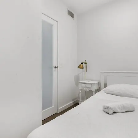 Apartment 2br, 1ba With Balcony,pool,gym,sauna & Parking M24 Brisbane