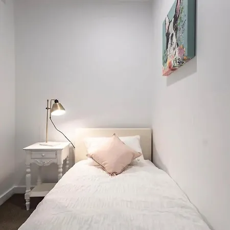2br, 1ba With Balcony,pool,gym,sauna & Parking M24