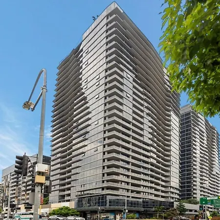 2br, 1ba With Balcony,pool,gym,sauna & Parking M24 * Brisbane