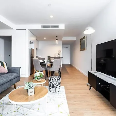 Apartment 2br, 1ba With Balcony,pool,gym,sauna & Parking M24 Brisbane
